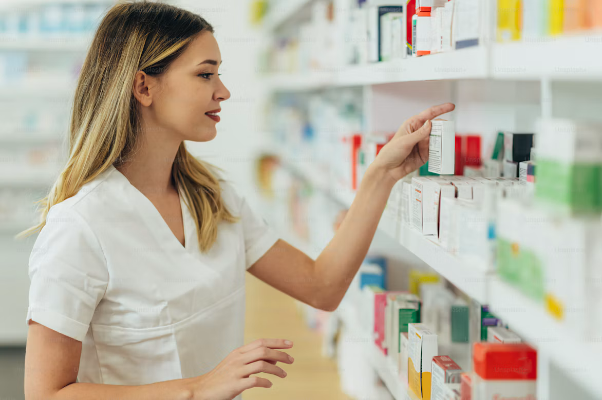 Personal seleccionando productos médicos